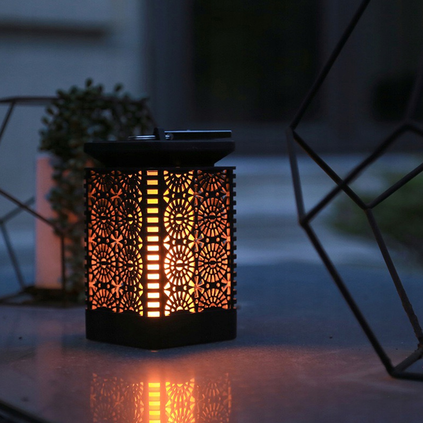 solarna-led-lampa-s-plamenovym-efektom-na-stoliku